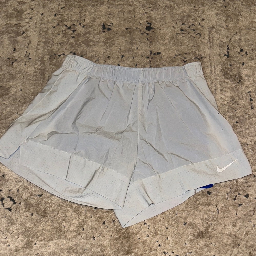 Nike Women's Athletic Shorts in Light Gray - Size M